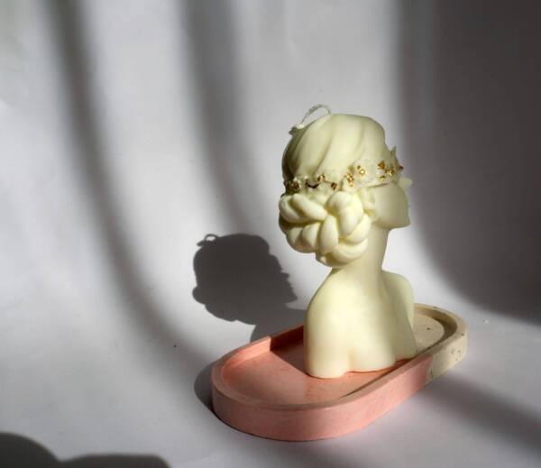Lumanare bust femeie La muse, crem, 13.7 cm